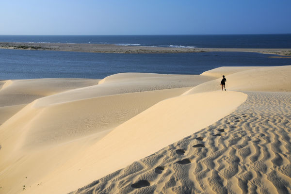 foto de un viajero paseando en las playas de Jericoacoara, Brasil.
