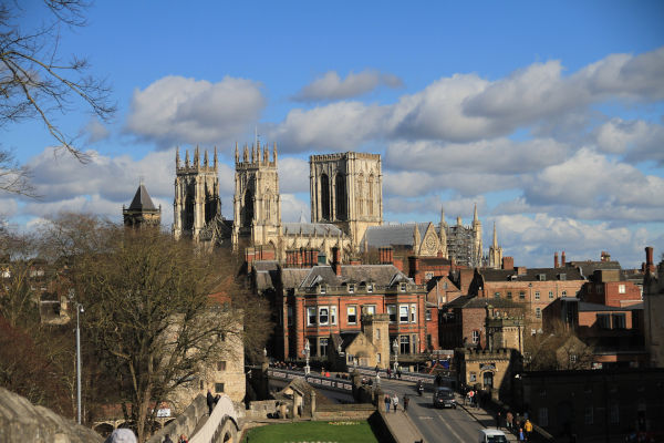 foto panorámica de York, Inglaterra, con la catedral de fondo.