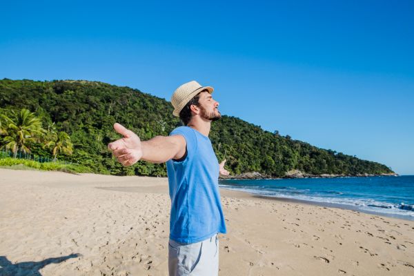 Hombre recién llegado a una playa de Colombia, tomando sol.