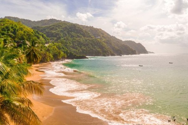 Vista aérea de las playas y la selva de Parque Tayrona, Colombia.