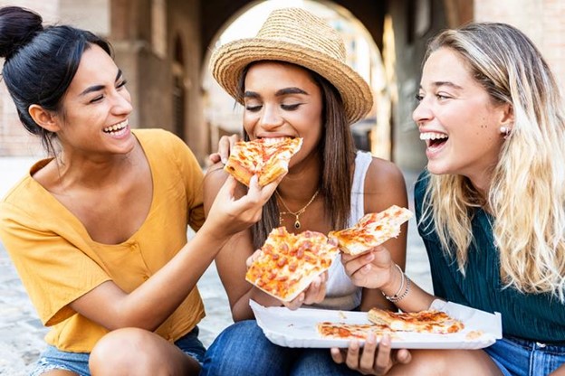 grupo comiendo pizza en Italia