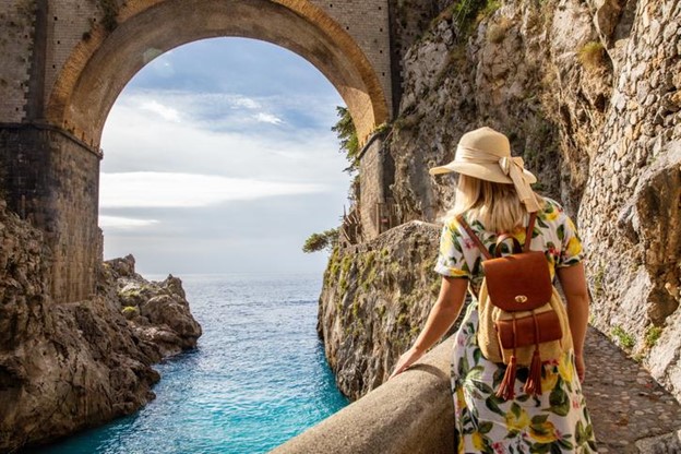 mujer paseando por Italia