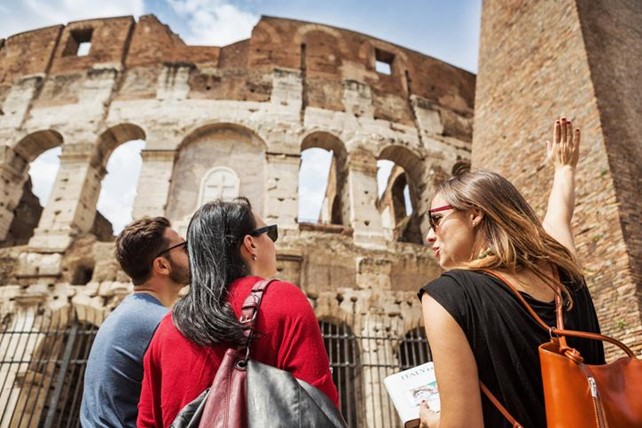 grupo de personas en coliseo