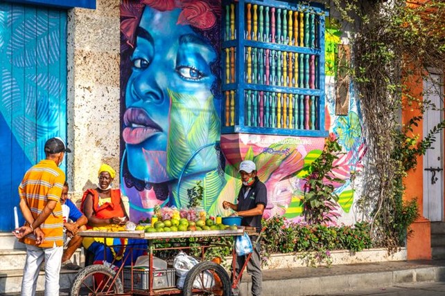 Personas en un mural en Cartagene de Indias
