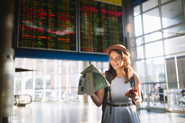 joven con mapa en aeropuerto