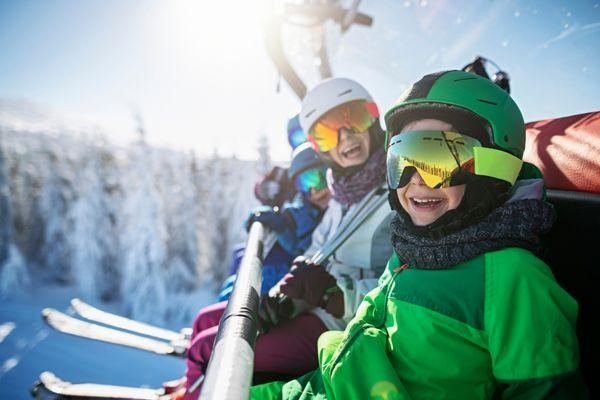 Familia disfrutando de esquiar en invierno