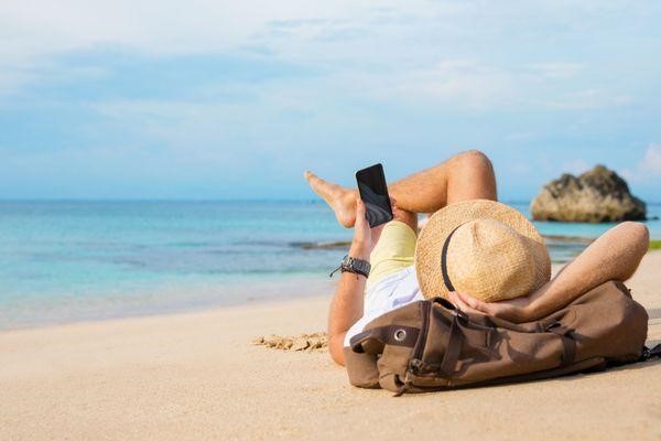 Hombre de negocios usando un teléfono