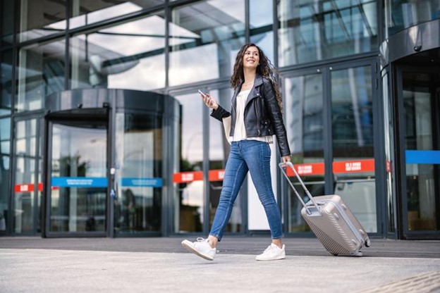 Mujer saliendo del aeropuerto