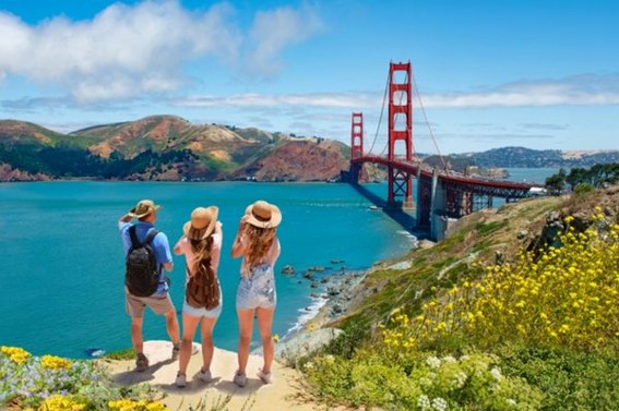 un grupo de amigos visita el puente de san francisco