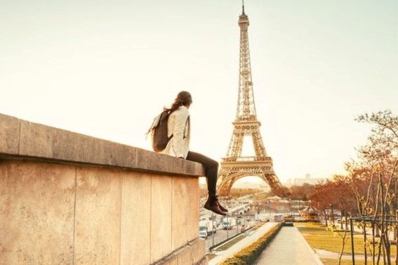 un turista observa la torre eiffel