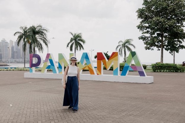 Mujer con letrero de Panamá