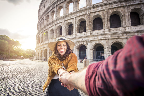 casal em viagem para o Coliseu, Roma