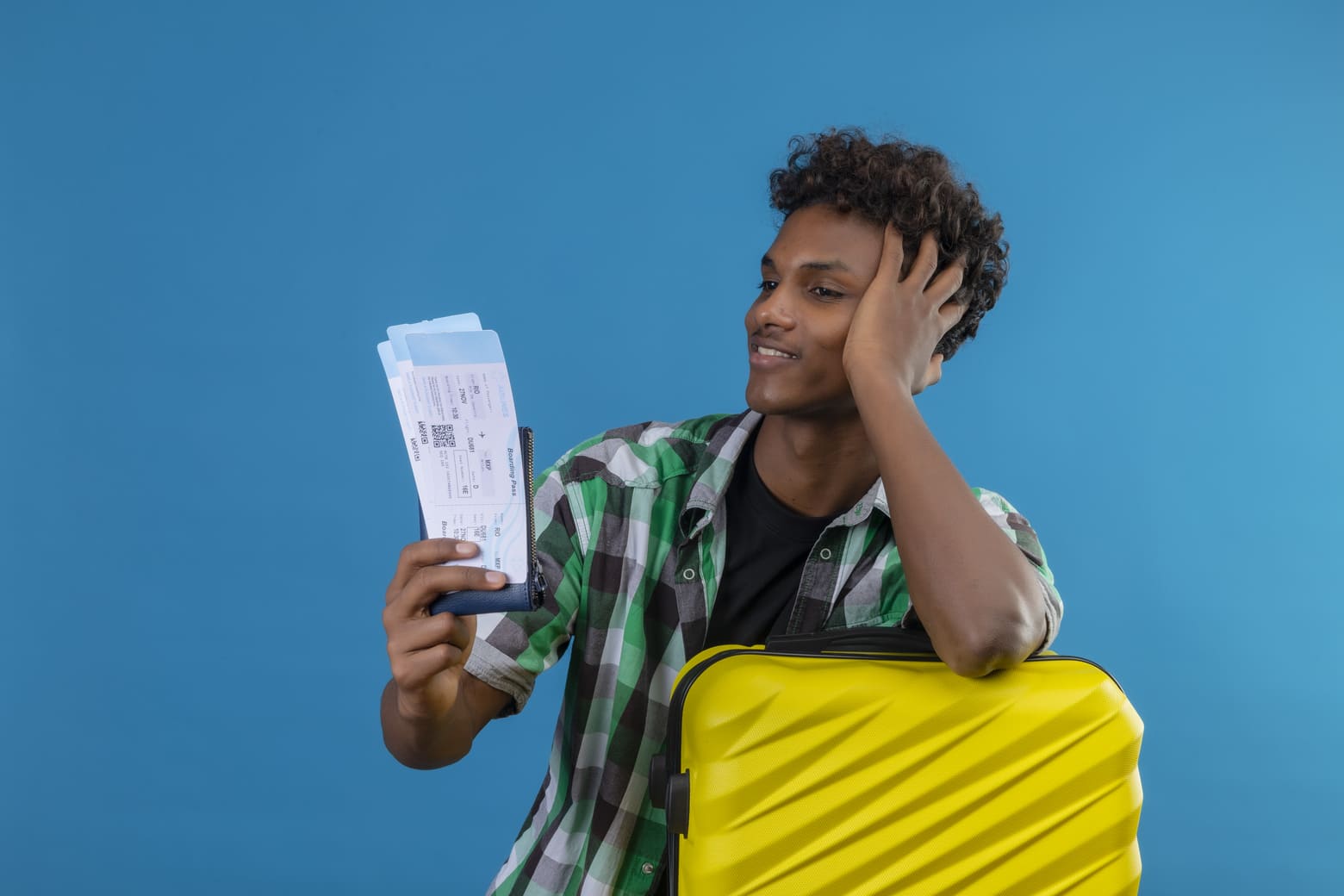 Imagem de mulher de óculos sentada e usando um notebook, em texto sobre como comprar passagens aéreas mais baratas em 2025