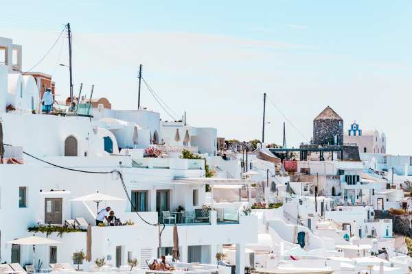 imagem das casinhas brancas de Santorini, na Grécia