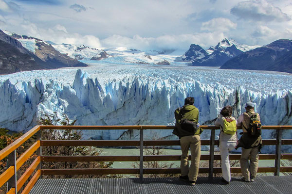 Personas mirando un glaciar desde una pasarela