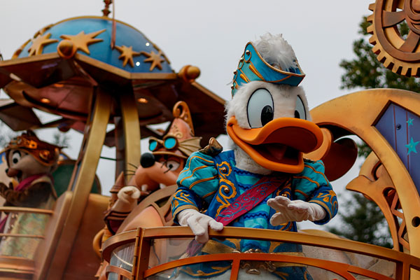 El Pato Donald en una carroza durante un desfile en Disneyland París, Francia