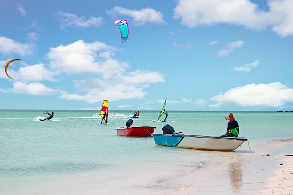 Vista de personas realizando deportes náuticos en Palm Beach, en la isla de Aruba, en el mar Caribe.