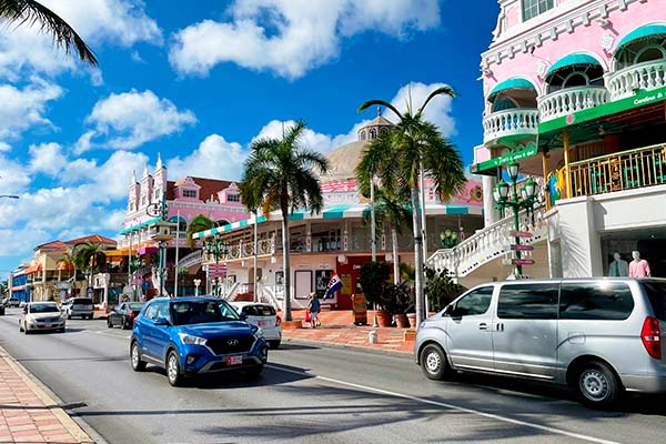 El centro de Oranjestad con movimiento de autos y gente.