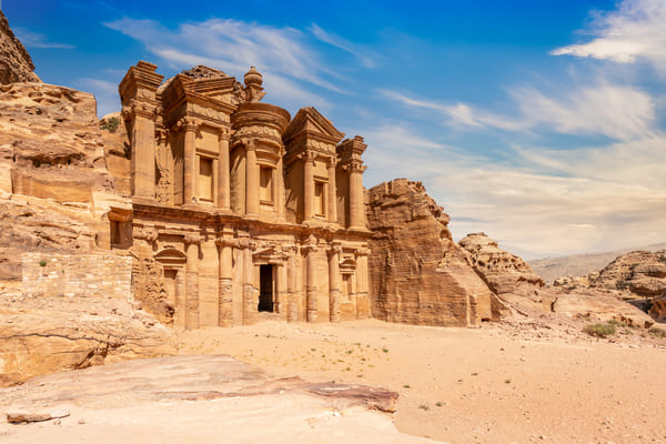d Deir o El Monasterio, antiguo templo tallado en piedra nabatea, Petra, Jordania.