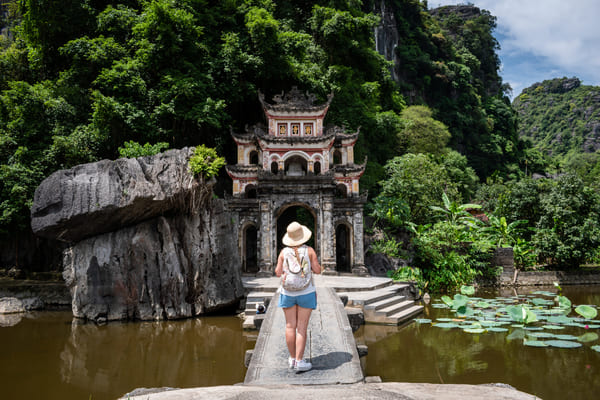 Turista caminando alrededor de la pagoda Bich Dong, Ninh Binh, Vietnam