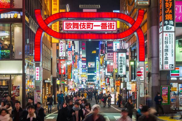Noches de neón de Tokio multitudes caminando por el distrito de entretenimiento kabukicho Japón.