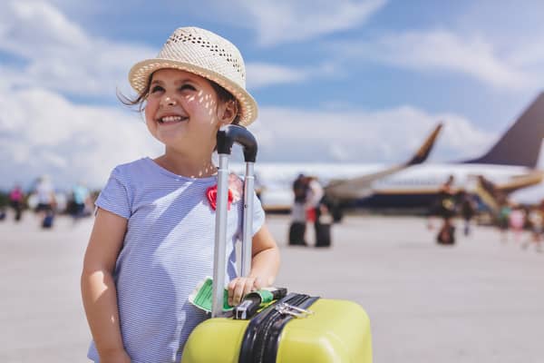 niña de viaje con una valija