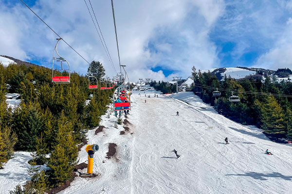 Aerosillas y pista de esquí en Cerro Catedral, Bariloche