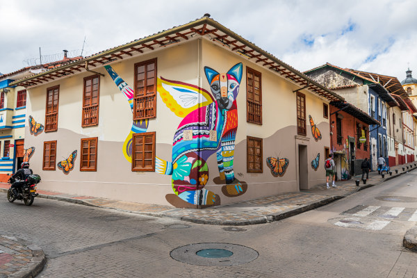 Coloridos detalles decorativos del edificio en el centro histórico, Bogota turismo.
