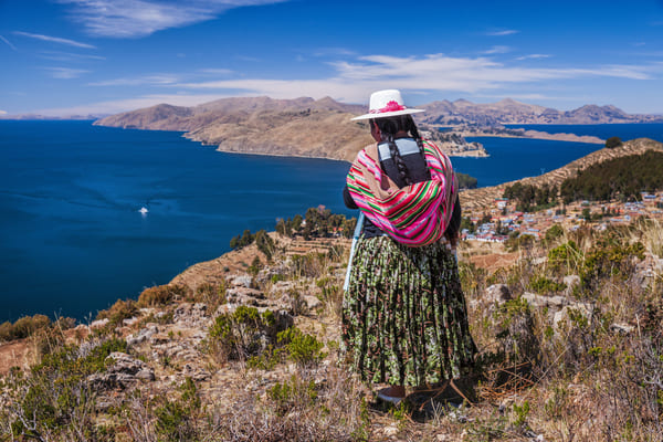 Mujer aymara mirando a la vista, Isla del Sol, Lago Titicaca, Bolivia.