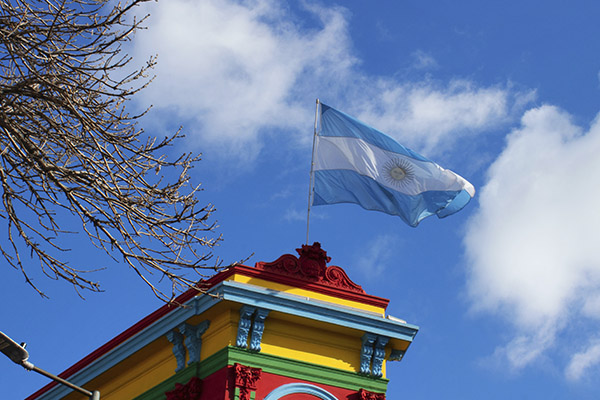 Bandeira da Argentina fixada em uma típica casa na região de Caminito, em Buenos Aires.                     