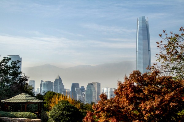 Vista de Santiago com a torre Sky Costanera, uma das mais altas da América Latina, em destaque