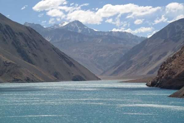 imagem do Embalse el Yeso, um dos principais pontos turísticos de Santiago, capital do Chile