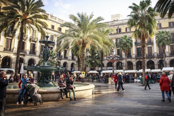 imagem de pessoas em praça de Barcelona, na Espanha, para falar sobre seguro viagem para a espanha