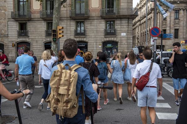 imagem de pessoas caminhando em rua da Espanha para falar sobre quanto custa uma viagem para a Espanha