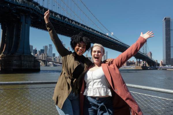 mulheres em frente a uma ponte em nova york para abordar seguro viagem eua