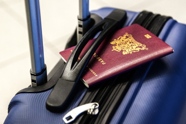 imagem de passaporte sobre uma mala para falar sobre seguro viagem europa e obrigatoriedades