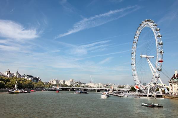  imagem do rio Tâmisa e da roda gigante London Eye, um dos pontos turísticos famosos em Londres