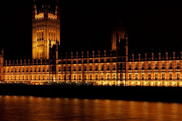 imagem da fachada do palácio de westminster, em Londres, à noite