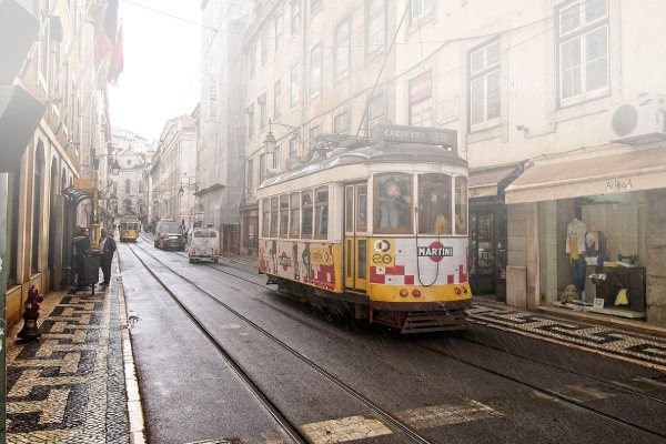 imagem de bonde em Lisboa, Portugal, para falar sobre roteiro de viagem para Portugal e Espanha