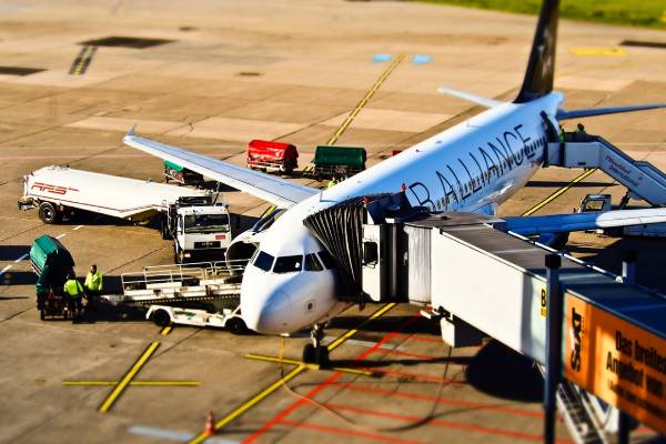 imagem de avião em aeroporto para falar sobre seguro viagem para a América do Sul