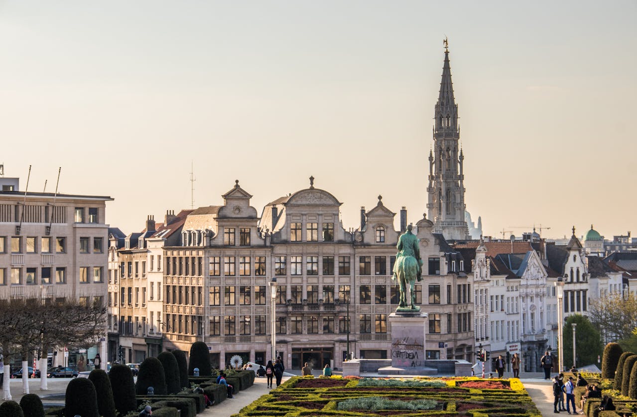 Imagem do Arco do Triunfo, ou Arco do Cinquentenário, que comemora os 50 anos de independência da Bélgica, em texto de blog sobre onde ficar em Bruxelas