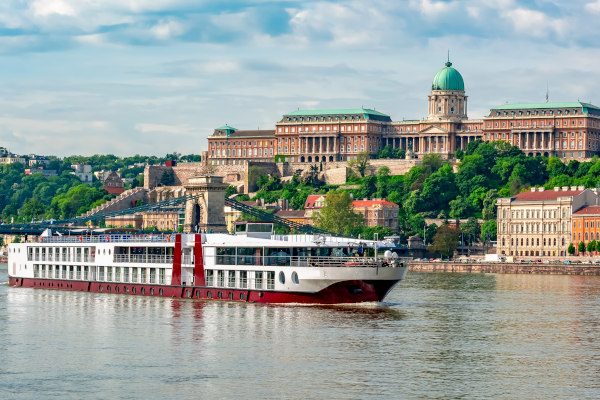 Crucero navegando por el río Danubio con el Palacio Real de Budapest al fondo, Hungría.
