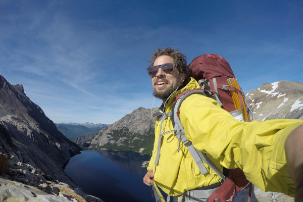 Hombre contento realizando ruta de senderismo en Bariloche, en la Patagonia Argentina.