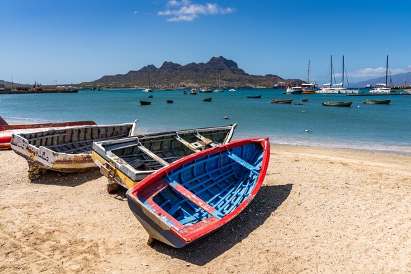 Vistas de unos botes en la costa de São Vicente,  isla de Cabo Verde