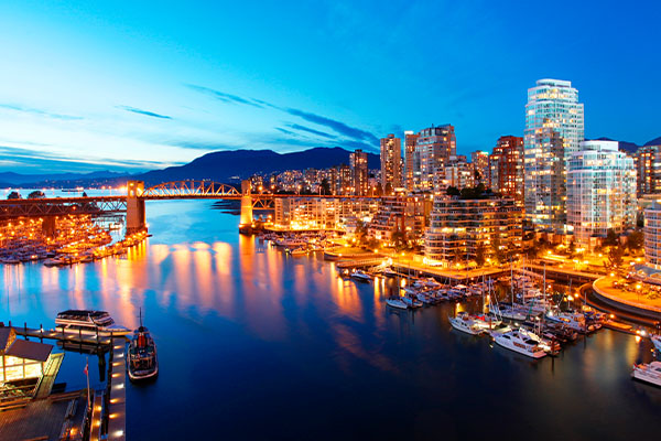 Vista aérea de la ciudad de Vancouver al anochecer