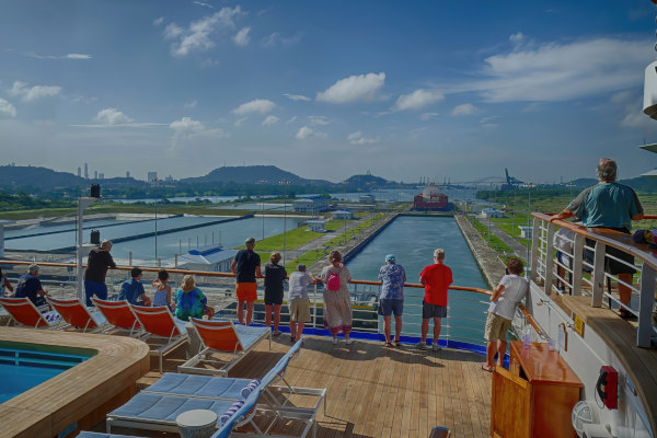 Turistas observando el tránsito de barcos en las esclusas del Canal de Panamá