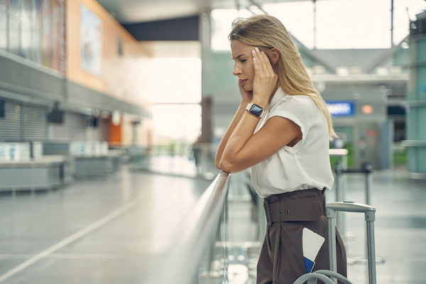 mulher estressada após o cancelamento da viagem