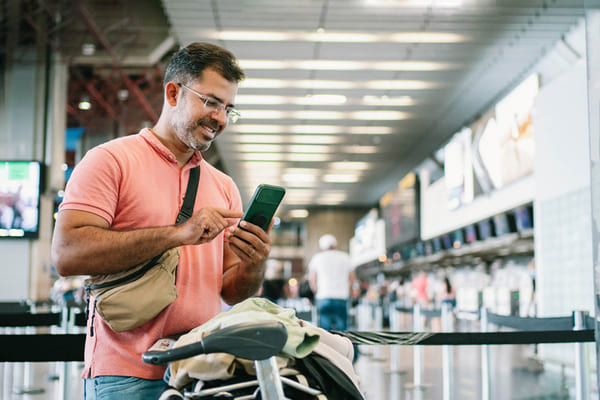 Hombre con su check-in online listo en su celular.