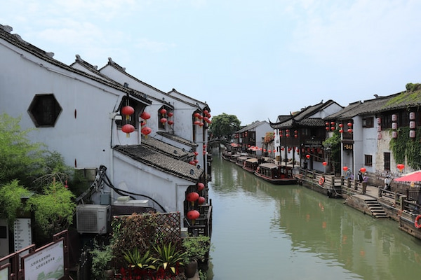 Rio e casas típicas de Suzhou, cidade situada no sul da China.