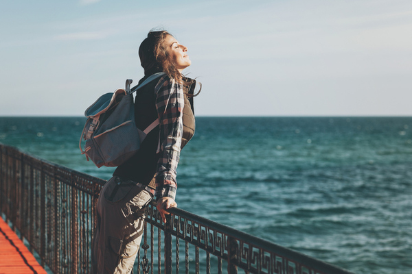 Mujer relajada y tranquila en su viaje